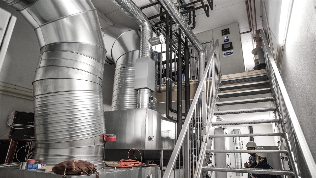 Maskinrommet i butikken bør holdes ryddig og oversiktlig.