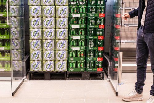 Effektivt påfyll av varer: Frontlasterne er veldig kjekke, der det er bare å smelle pallene rett inn.