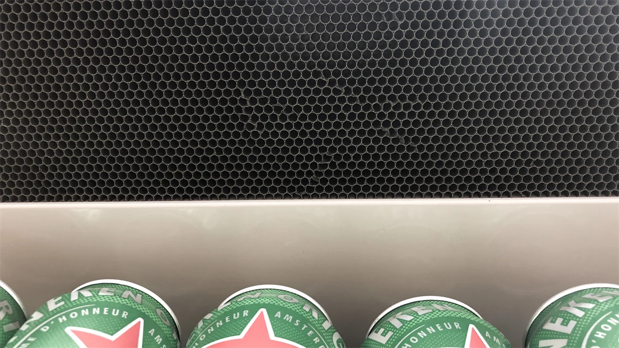 Honeycomb bør støvsuges regelmessig for å holde luftveiene åpne