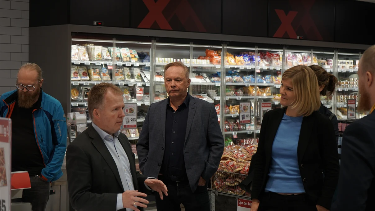 Elisabeth Sæther fikk orientering om Aneo Retails tilbud til dagligvarebransjen, og konkret om vi gjør på Coop Extra Raufoss. Til venstre: Stian Helmenbakken og Stian Sesseng Johansen fra Aneo Retail og Coop Innlandets driftsdirektør, Frode Stensrud.