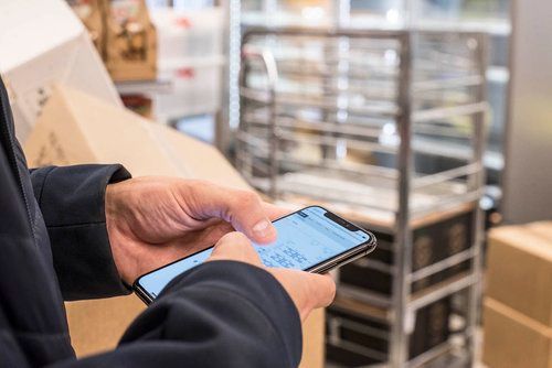 Slipper å rykke ut til butikken: Tore har tilgang til SD-anlegget fra mobilen, nettbrettet og PC-en, og kan følge utviklingen.