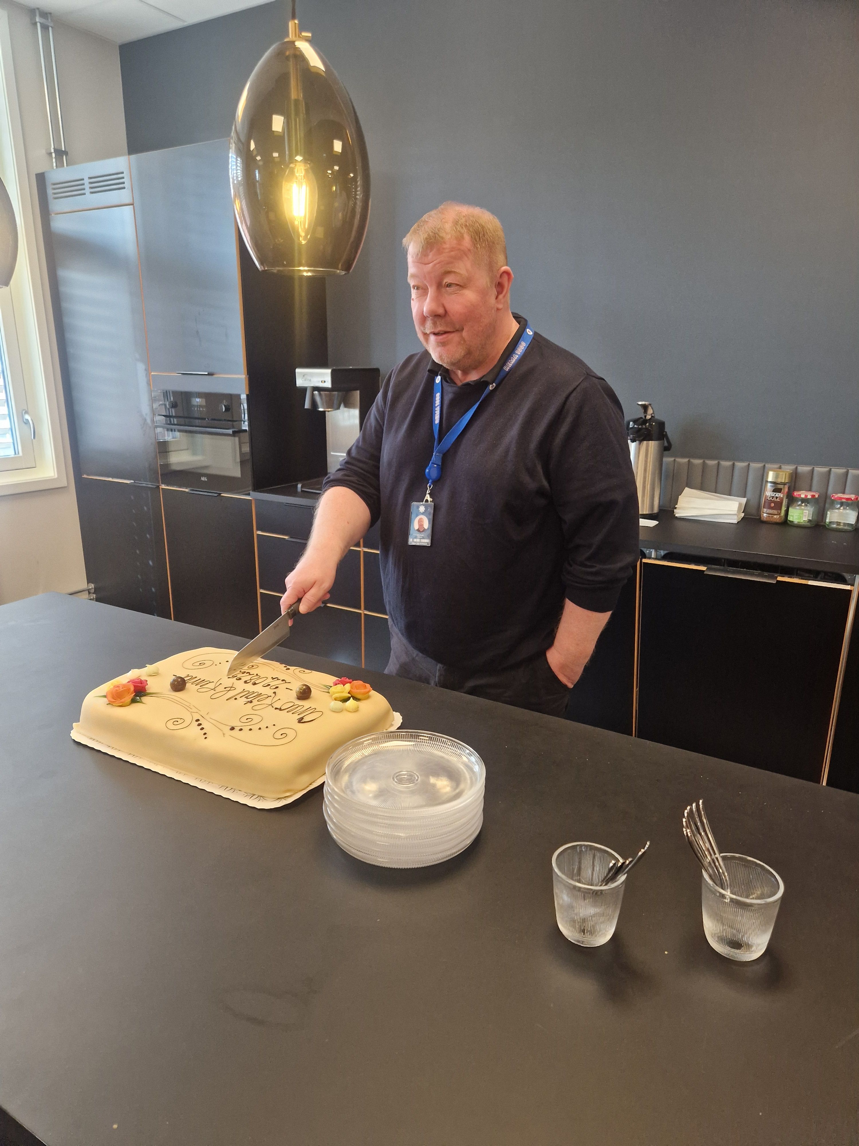 John Roger Hansen fikk gleden av å ta det første kakestykket.