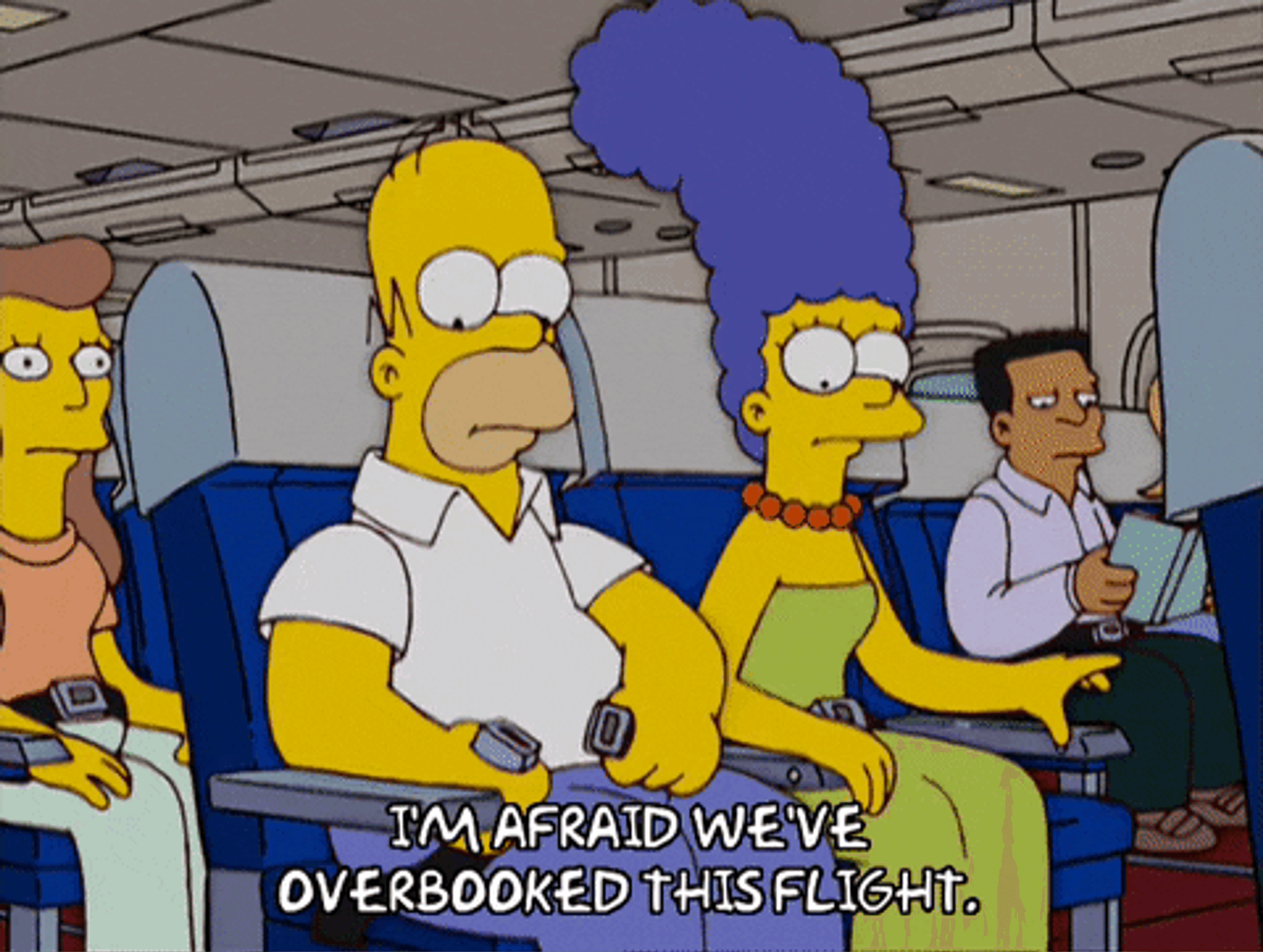 Οι χαρακτήρες των Simpsons κάθονται σε ένα αεροπλάνο, ο Homer φαίνεται ανήσυχος για την υπεράριθμη κράτηση θέσεων.