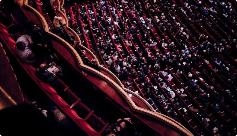 sala del teatro di cena piena di persone