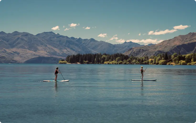 deux personnes faisant du paddle pendant la journée