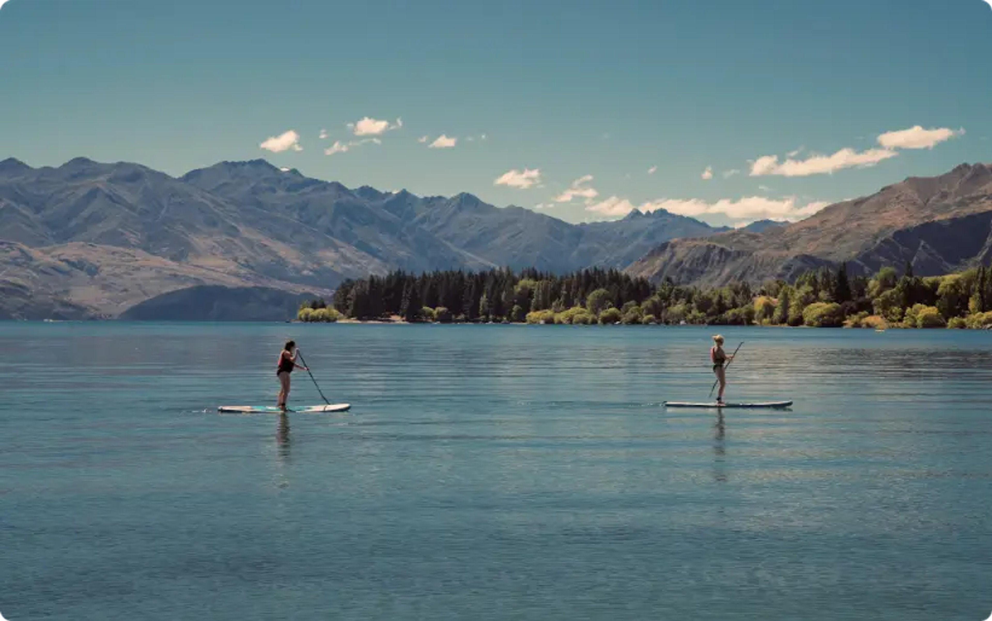 δύο άτομα που κάνουν paddle boarding κατά τη διάρκεια της ημέρας