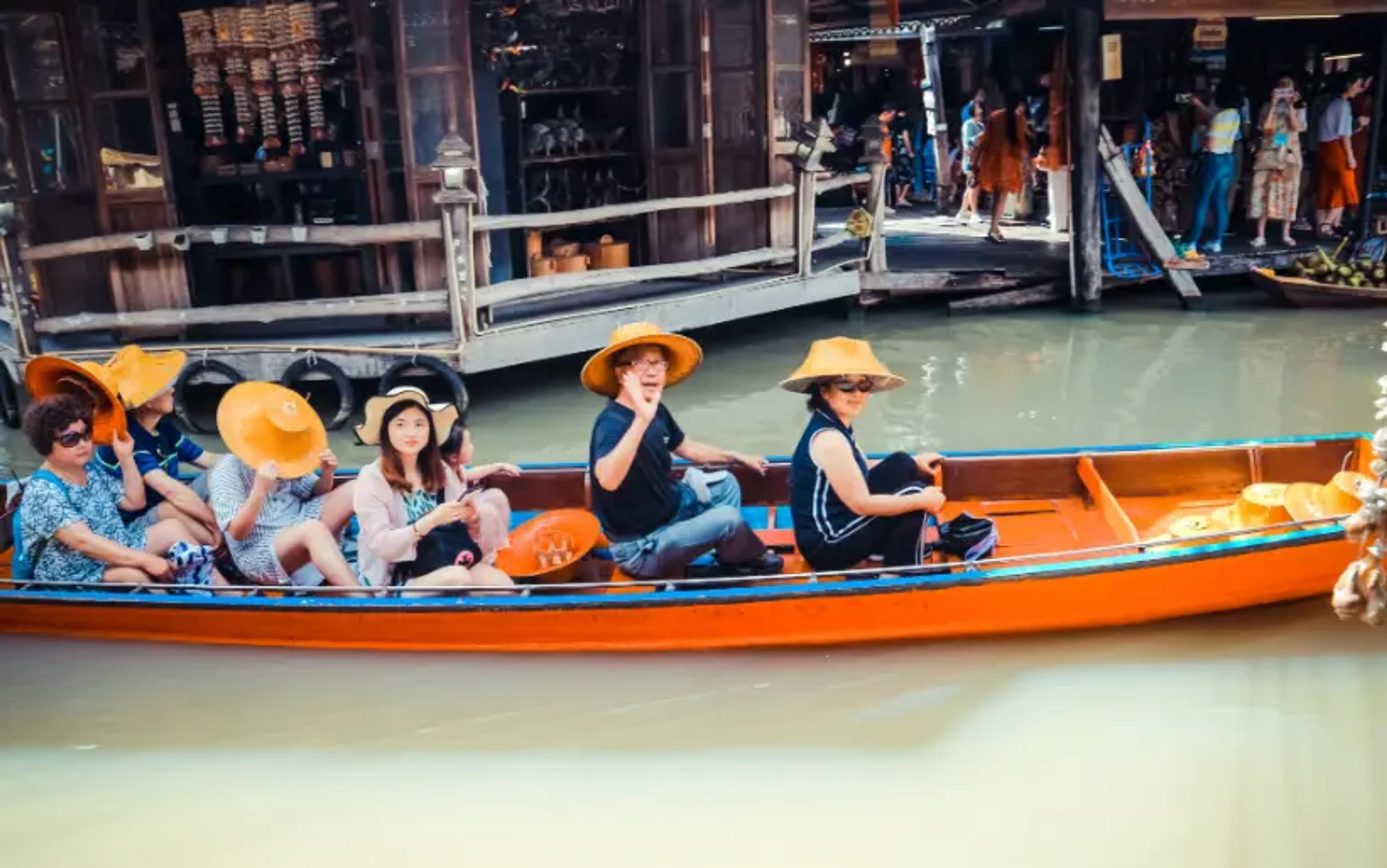 convidados felizes em um passeio de barco