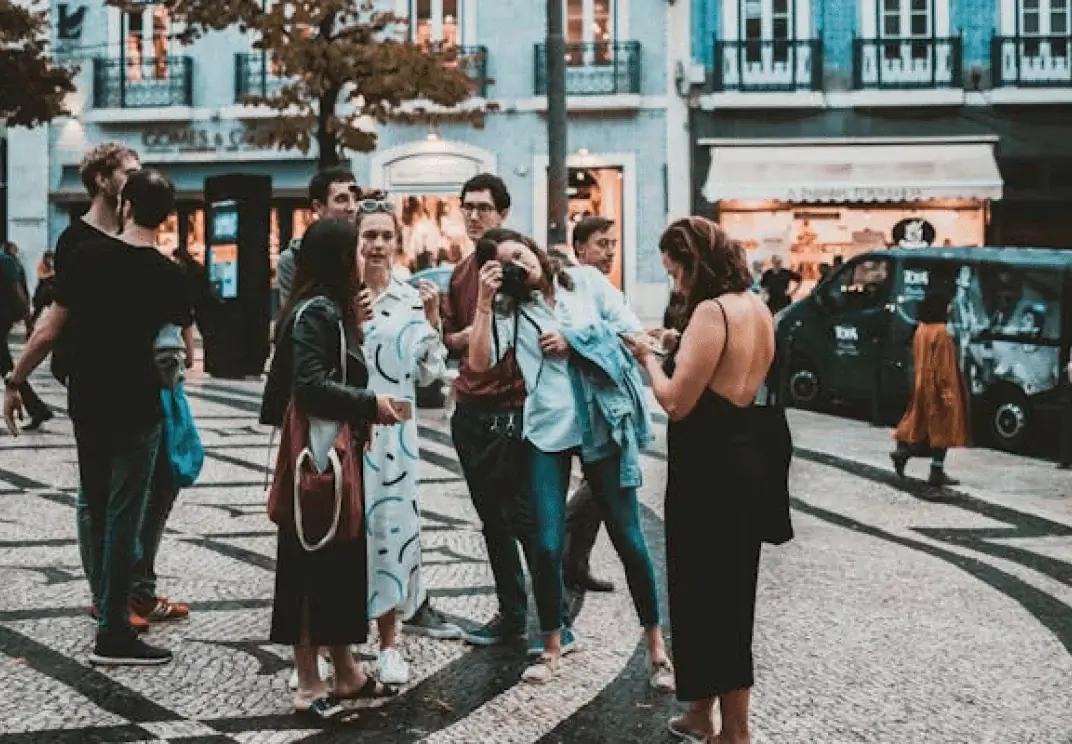 vendégek kezelése, turista számok, tömegkezelés, világutazás, részeg turista dráma, turisták vonzása, ifjúsági lakhatás, dédnagyapa építette, martinho de almada pimentel's, álló forgalom, ügynökség jelentette