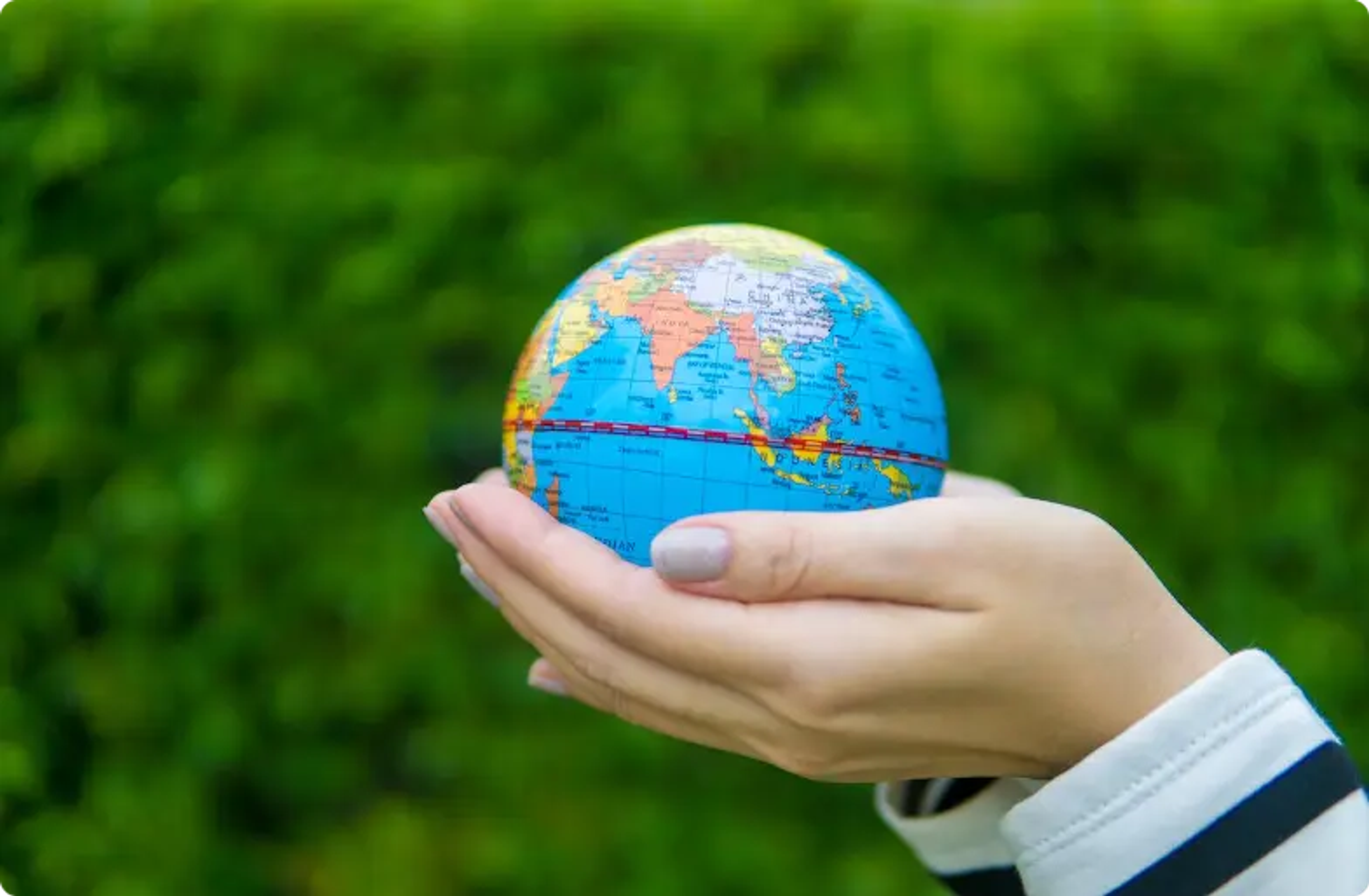 メインのテナントは地球儀で、グローバル化と環境を象徴しています。