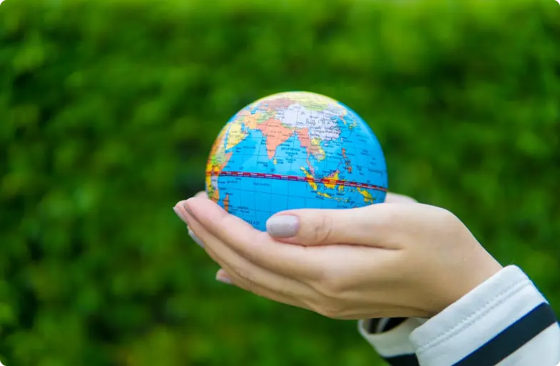 メインのテナントは地球儀で、グローバル化と環境を象徴しています。