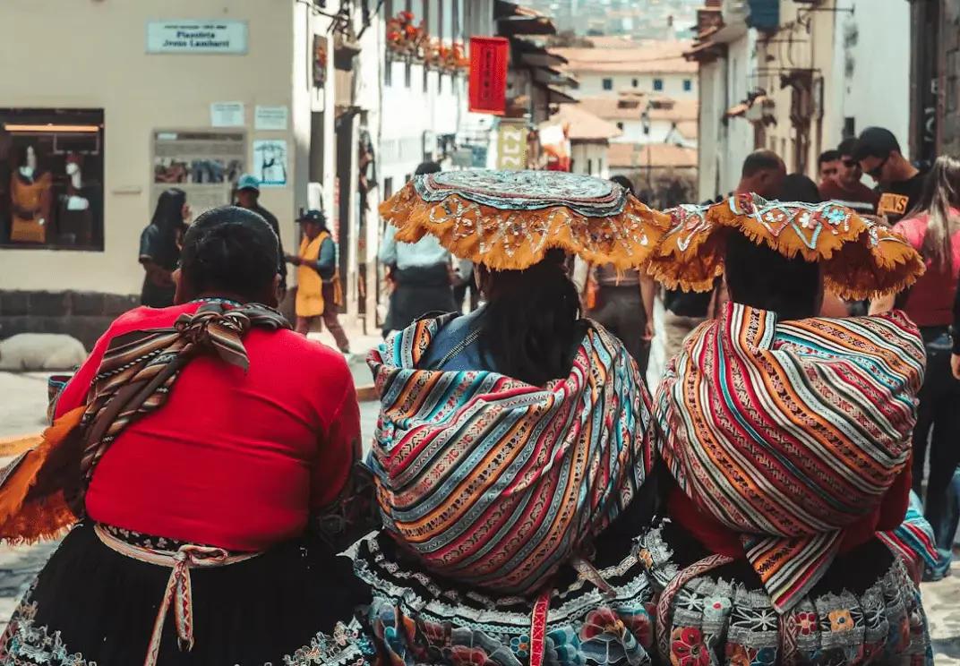 oprindelige turismevirksomheder, kulturelle og naturlige ressourcer, turistindustri, oprindelige folk, kulturel turisme, oprindelige oplevelser, indfødt turisme, turismeudvikling, oprindelige historier, stammefolk, natur, ressourcer, organisation, North Dakota, guidede ture, land, turisme