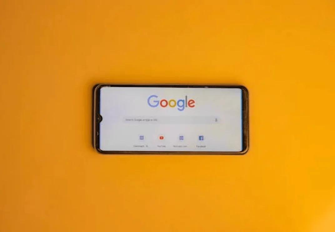 منصات التواصل الاجتماعي، مكاتب السياحة، تفضيلات السفر، الإعلانات التقليدية، صناعة السفر