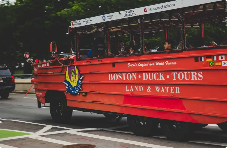 folk kører i rød og gul køretøj i dagtimerne, boston duck tours