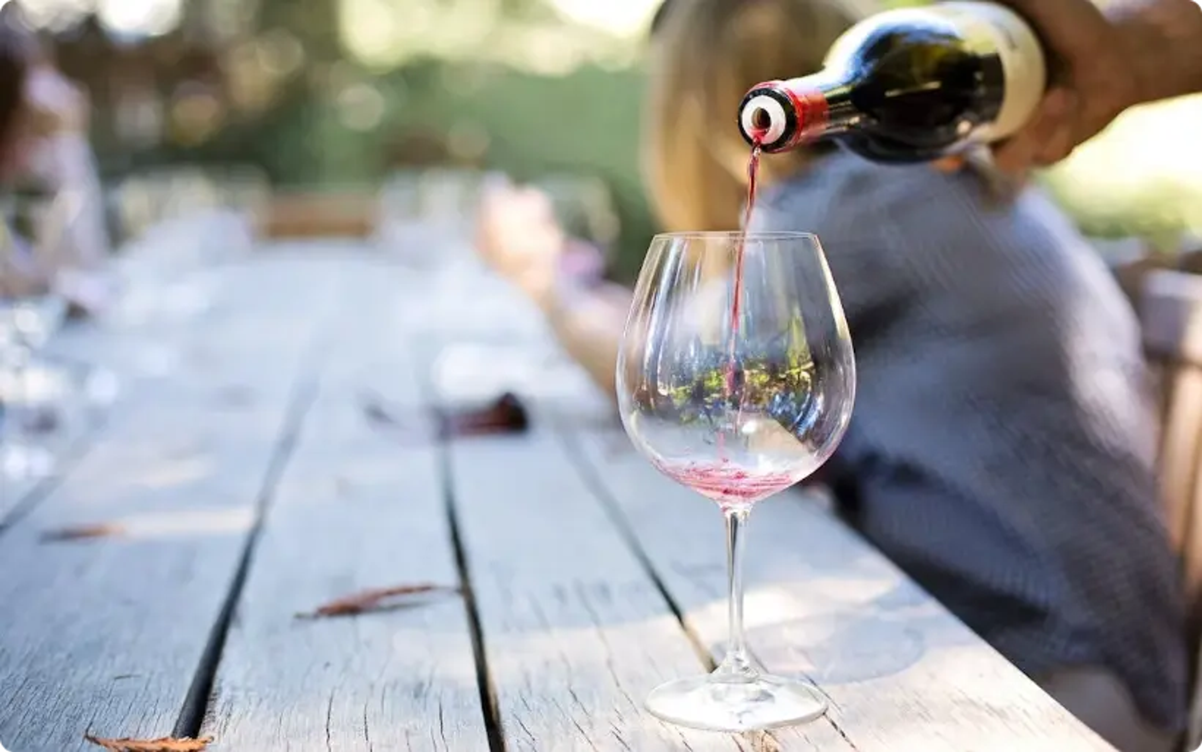 vinglas, vin hældes