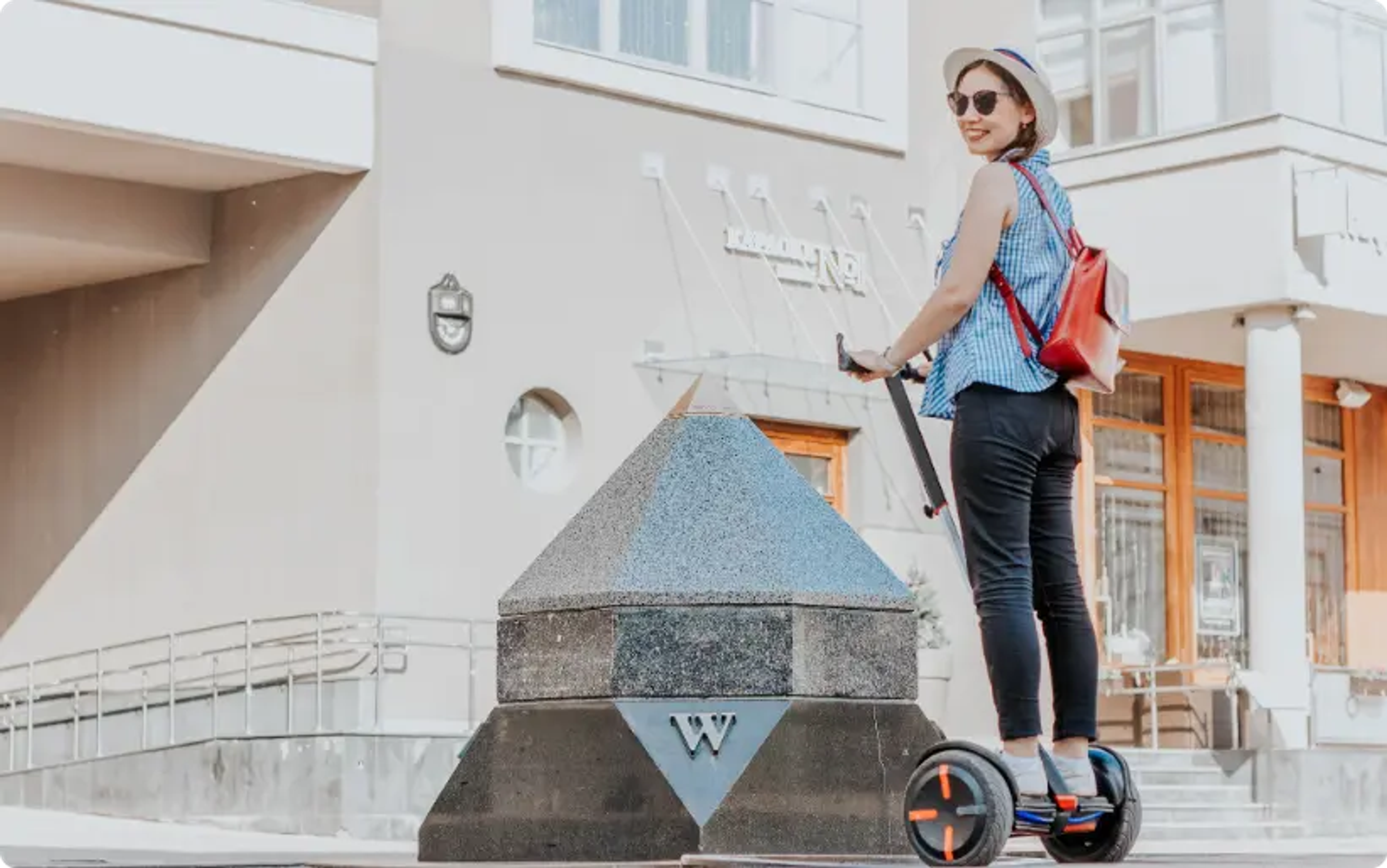 donna su una tavola bilanciata, tour in segway