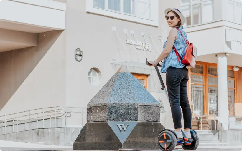 mujer en una tabla de equilibrio, tour en segway