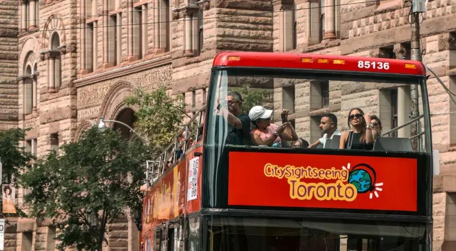 groep vrienden tijdens een stadsrondleiding in Toronto