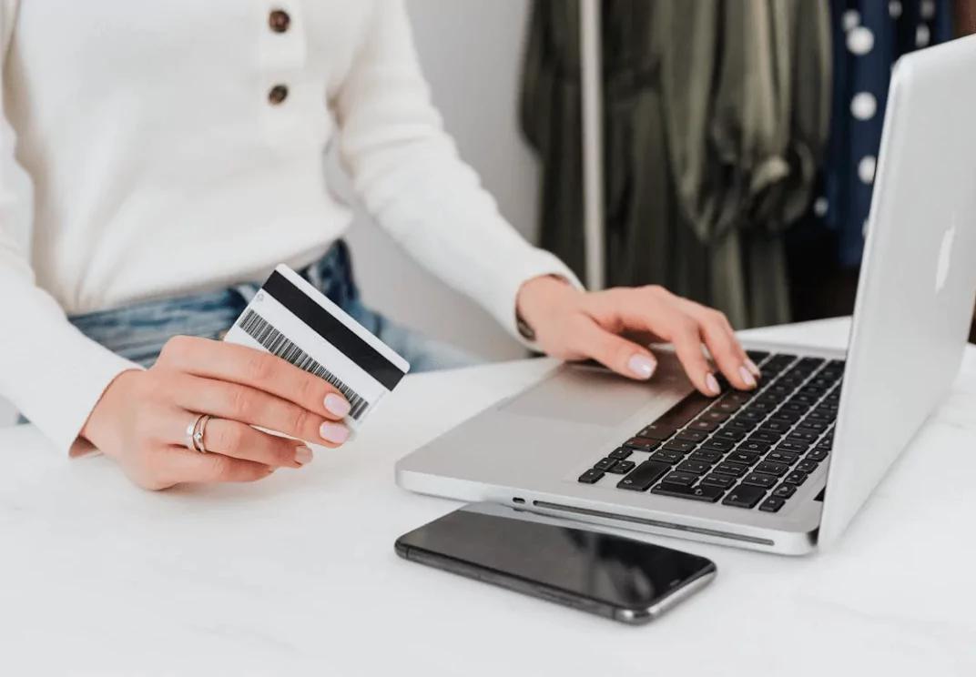 stratégie marketing, support personnalisé, tendances du marché, valeur de la marque, remises saisonnières, attirer les clients, tarification dynamique, stratégies de remise, offrir des remises, stratégies de prix, tarification par niveaux, cadeau gratuit, prix plus bas, valeur perçue, fidélité des clients, marges bénéficiaires