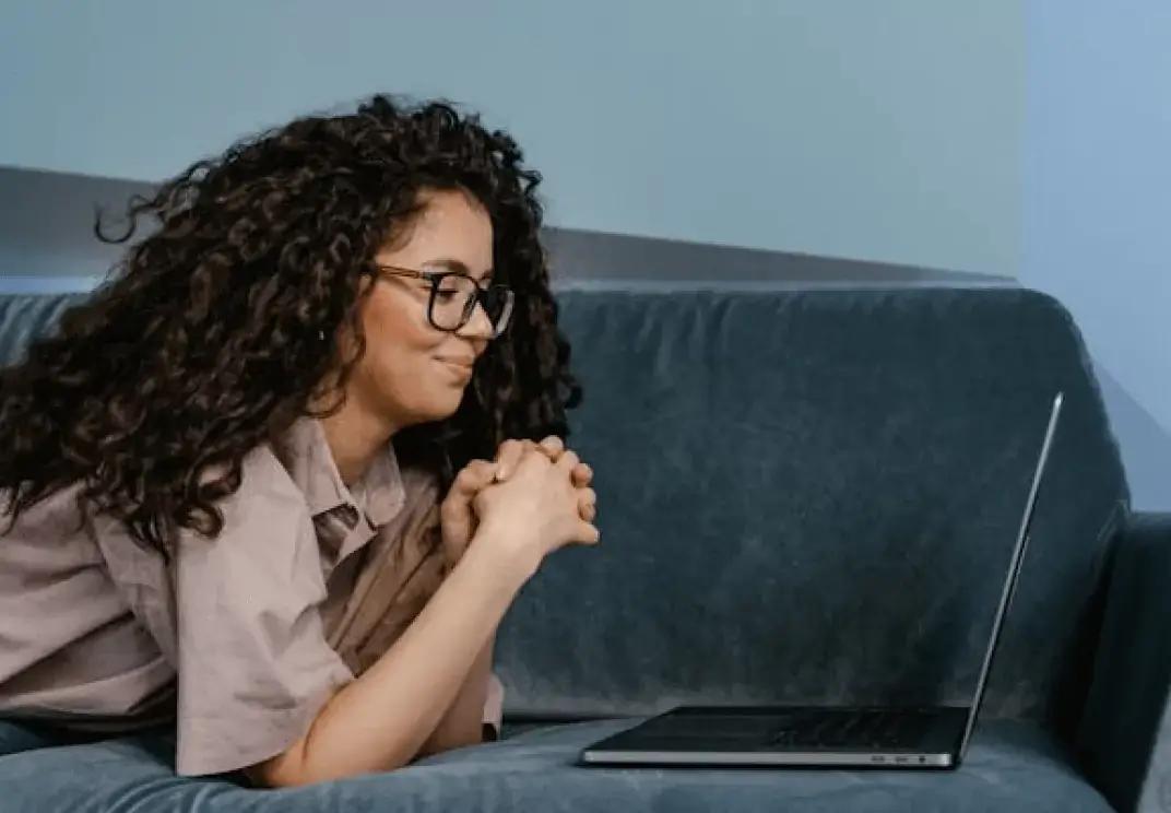 potenciális látogatók, közösségi csatornák, figyelemfelkeltő vizuális elemek, átalakító eszköz, turisztikai hivatalok, versenyelőny, erős online jelenlét, turisztikai vállalkozás, videómarketing