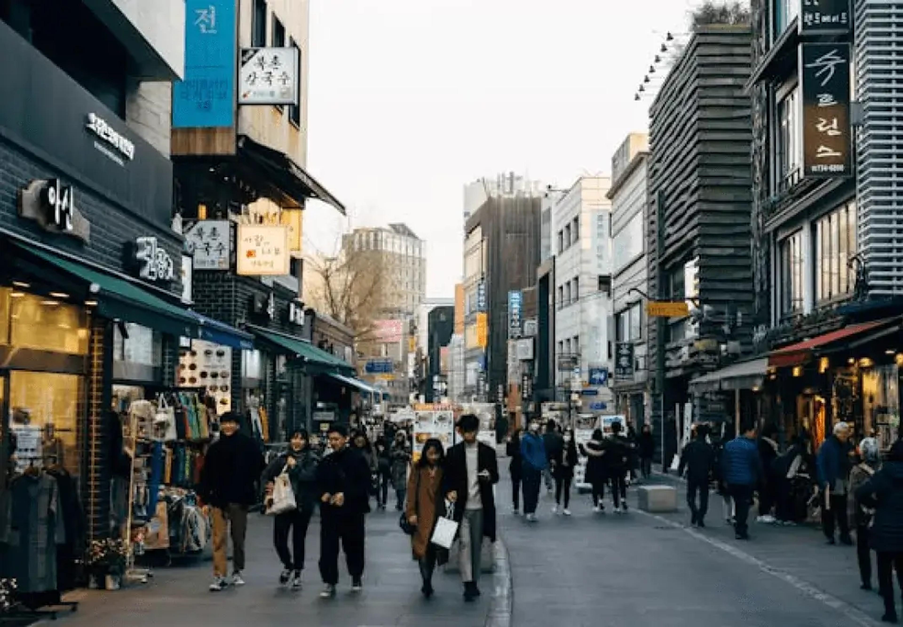 tömegkezelés, modern turizmus, helyi lakosok, a lakosokat támogató pénzmegálló, üzleti modellek, turisztikai tanács, várakozó utazók, elhúzódó bosszúutazás, fordulópont