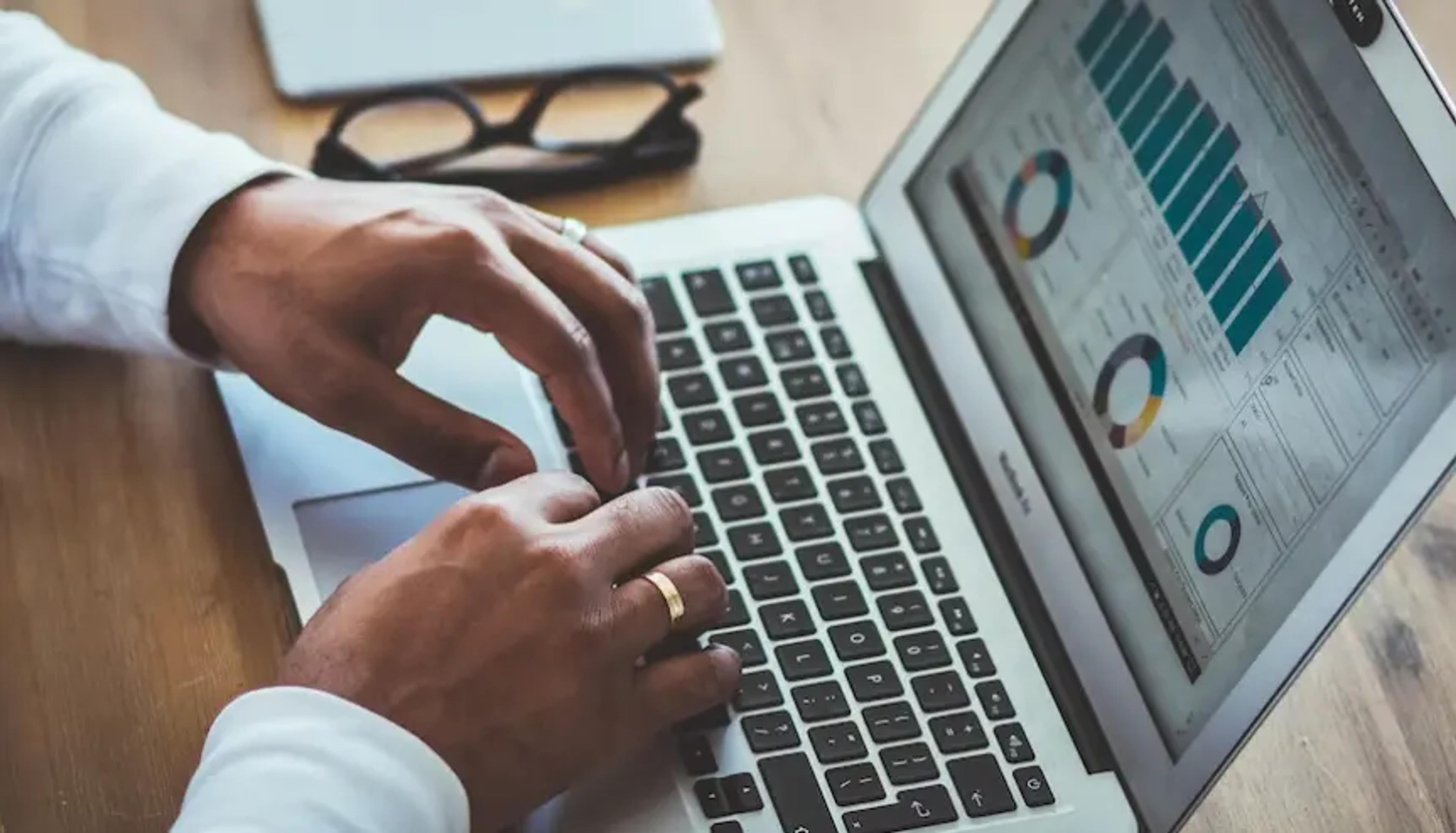 Analisi dei dati su computer portatile con grafici e occhiali