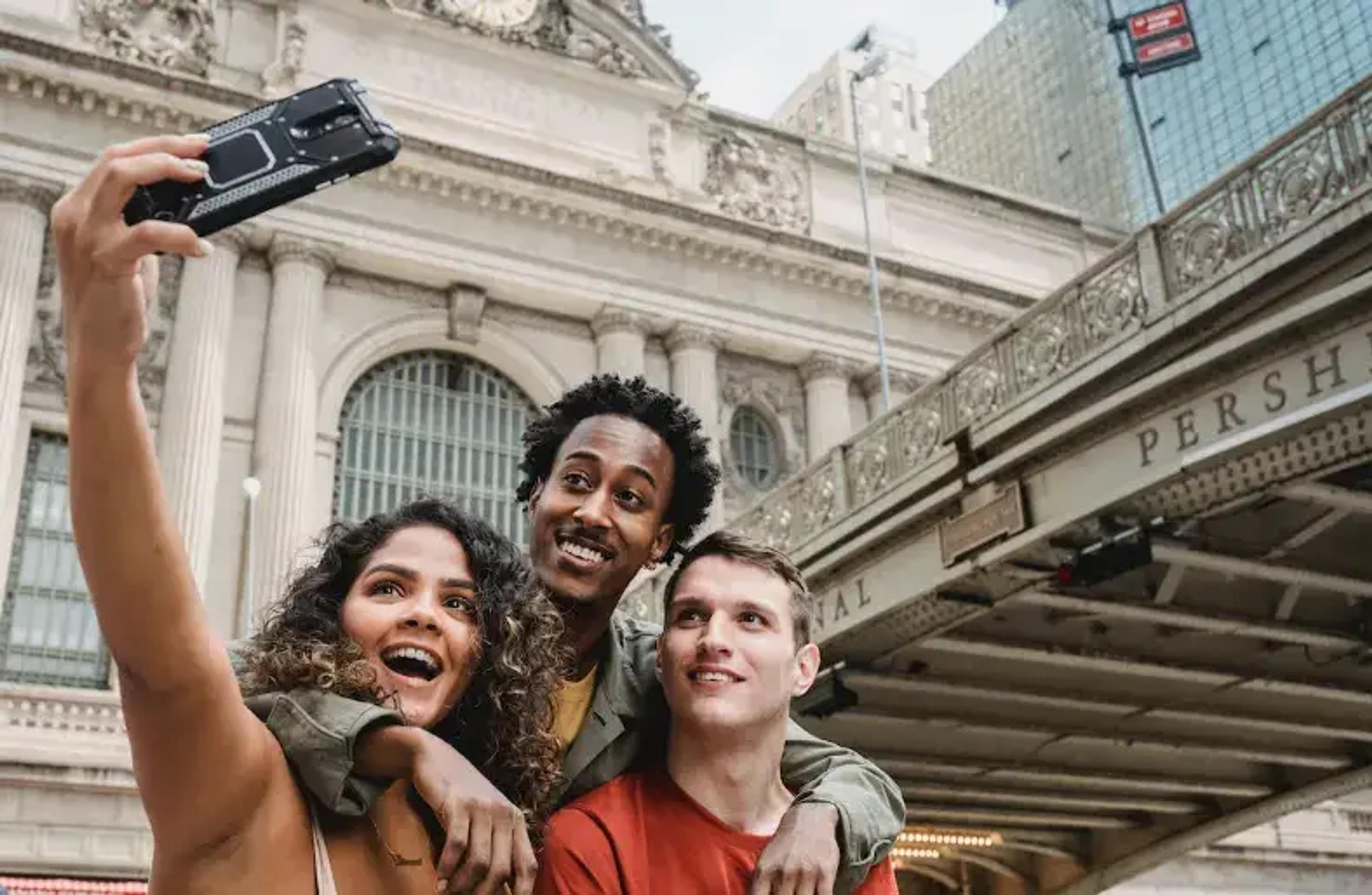 rejseguide tager selfie med turister