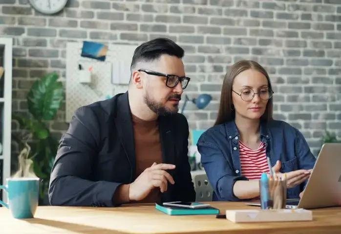 une équipe évaluant son système de réservation