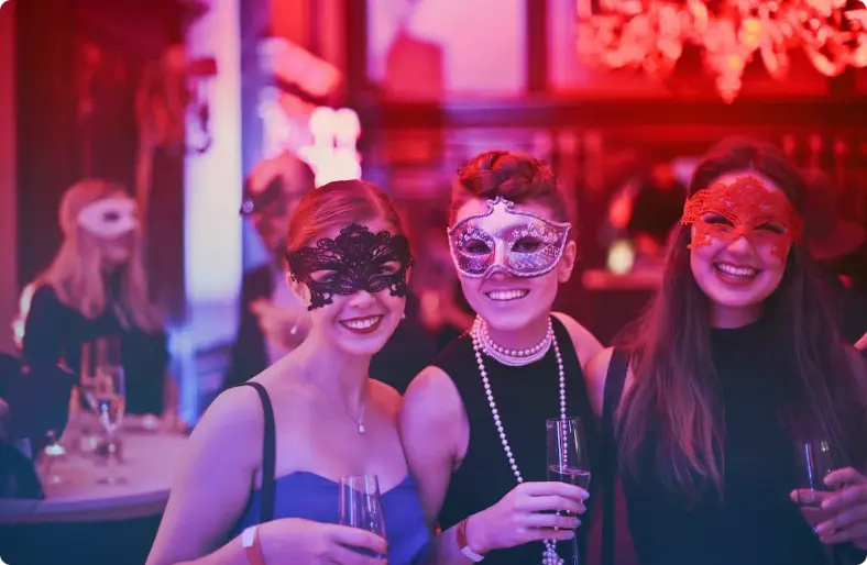 gruppo di ospiti che si godono la festa