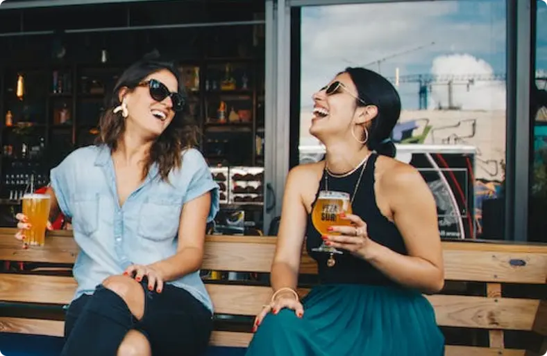 convidados rindo felizes com cerveja nas mãos