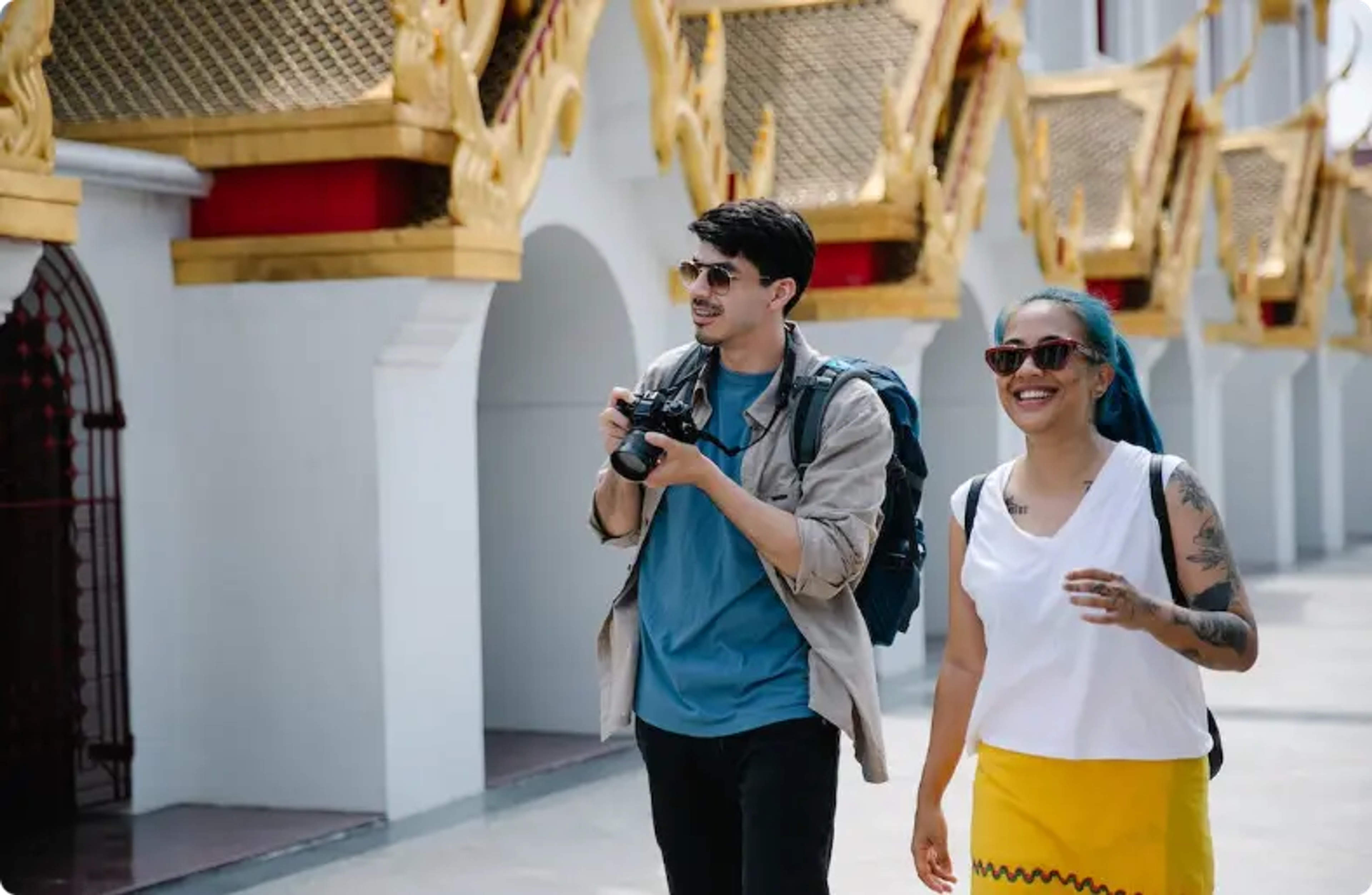 touristes en visite prenant des photos