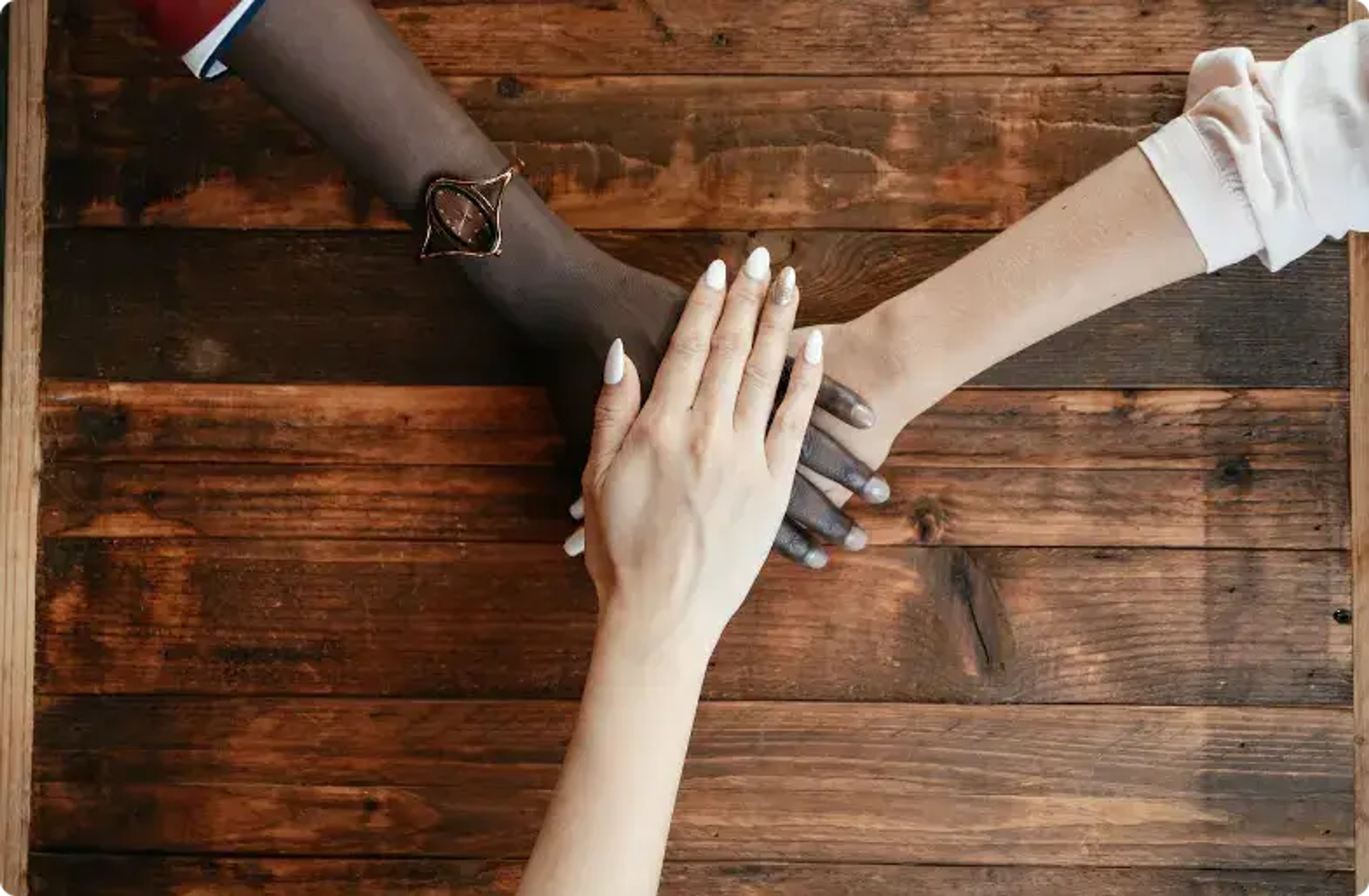 Verschillende handen die samenkomen, symboliserend eenheid en diversiteit