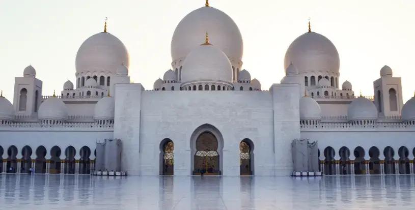 Hvid marmor Sheikh Zayed Grand Mosque med udsmykkede kupler og buer