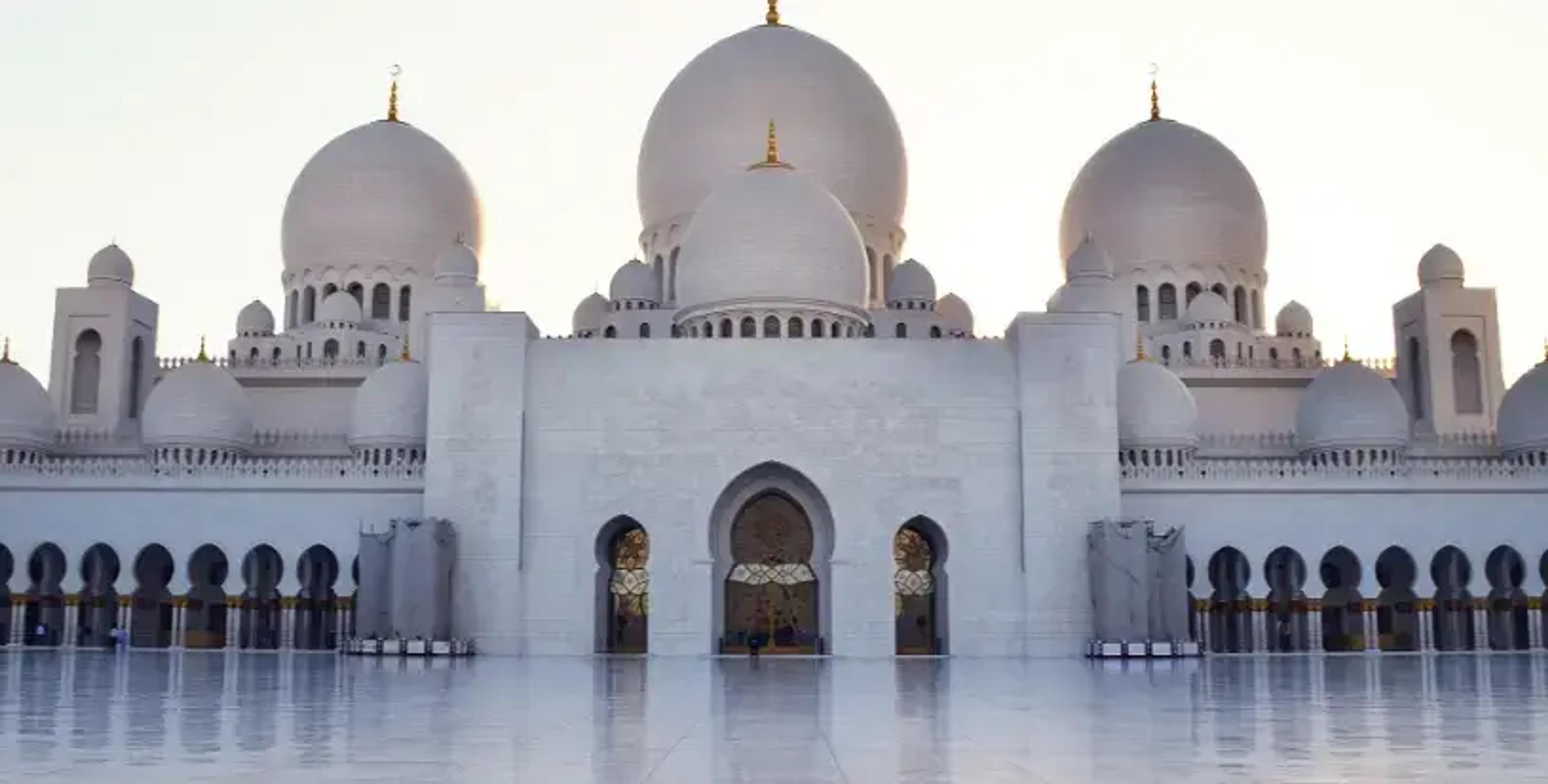 Mezquita Sheikh Zayed de mármol blanco con cúpulas y arcos ornamentados