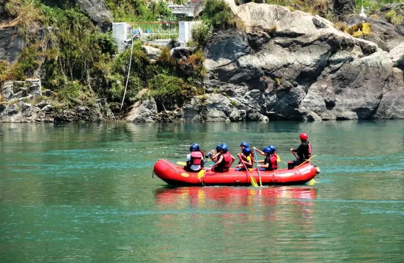 invités en tubing sur la rivière