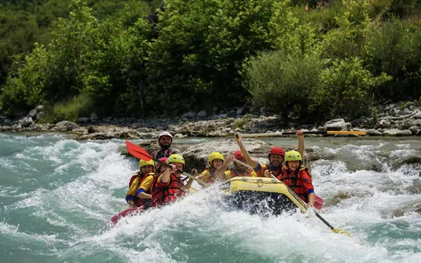 convidados de rafting no rio desfrutando da aventura