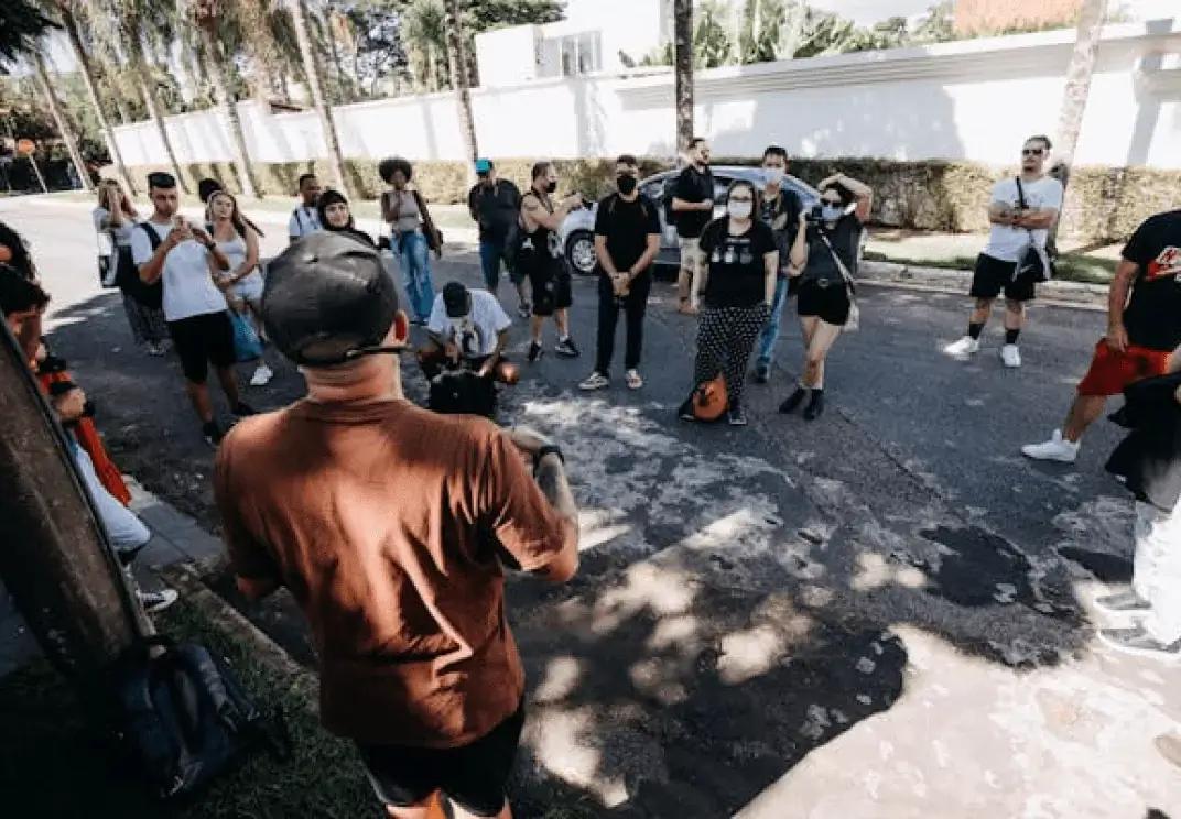 falar, convidados, apresentar, visitantes, cidade, passeios, contato visual, prestar atenção, breves precauções de segurança, sentido, arte, envolvente, essencial, ouvir, narrativa