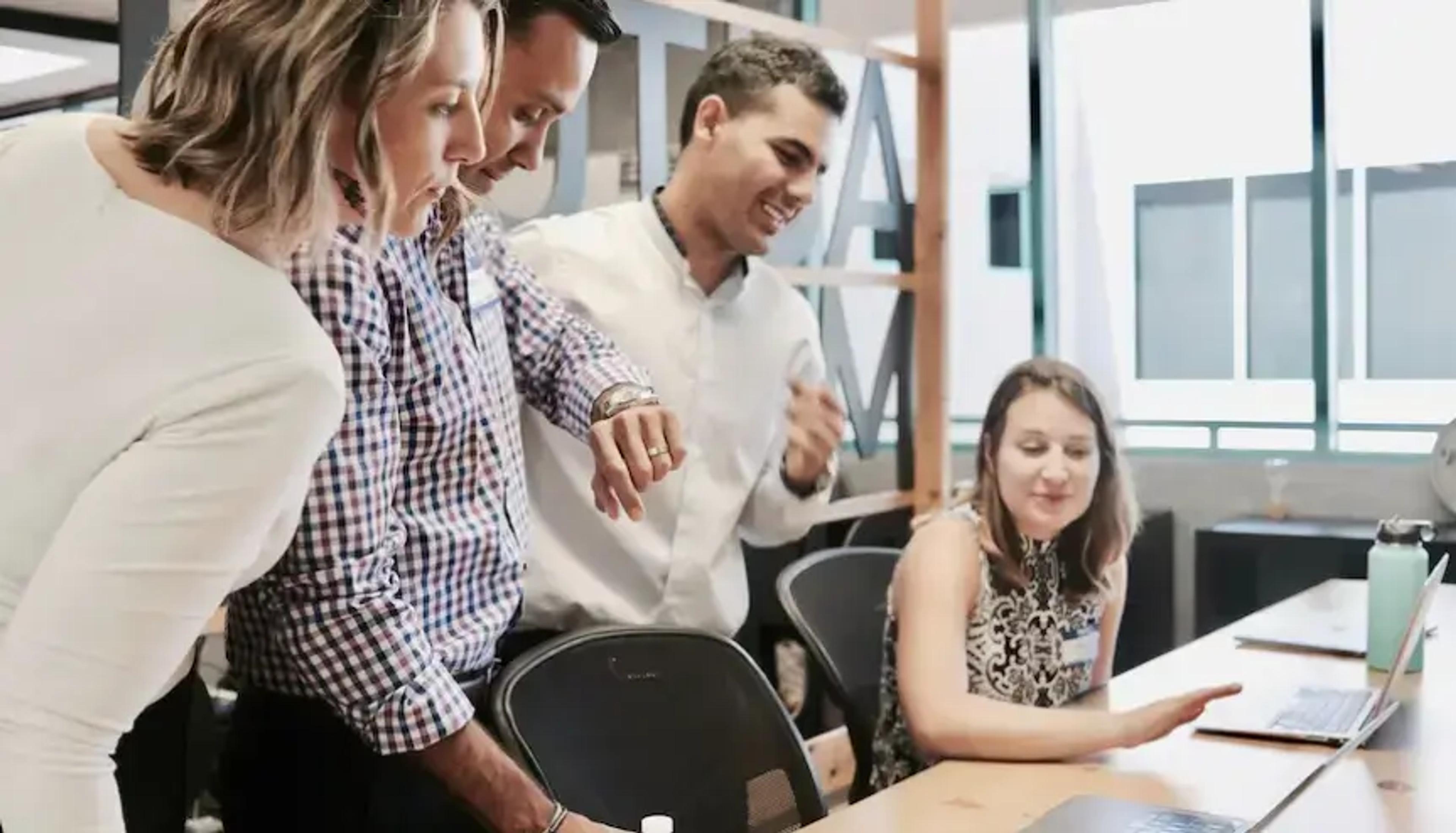 Équipe collaborative travaillant ensemble dans un bureau moderne et lumineux