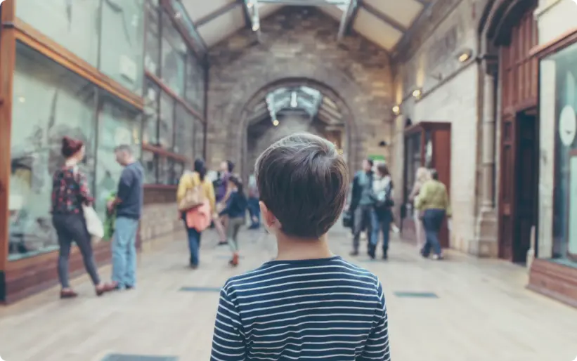 garçon debout à l'intérieur d'une pièce fermée, musée d'art, visites d'art