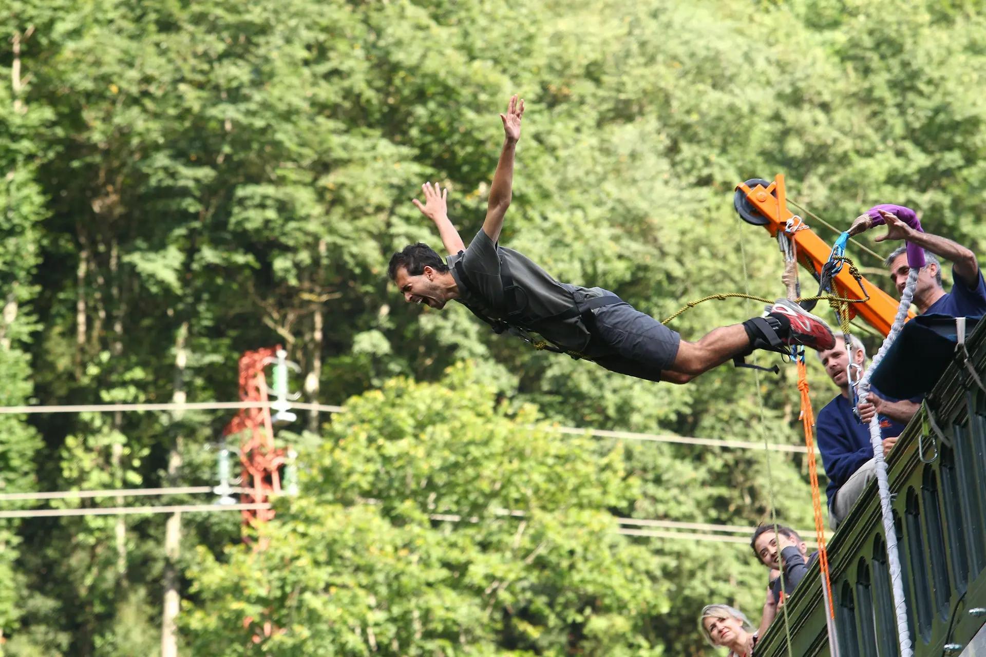 ¿Cuántas personas mueren por hacer puenting? Un análisis profundo de los riesgos