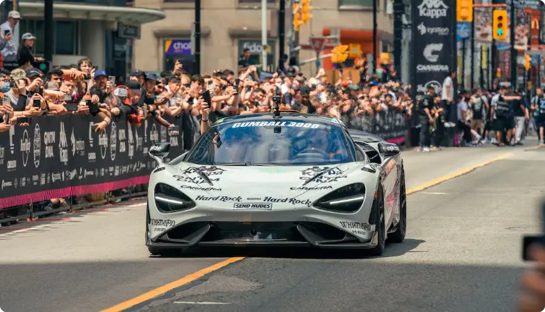 Auto da corsa gratuita che percorre la strada Foto Stock