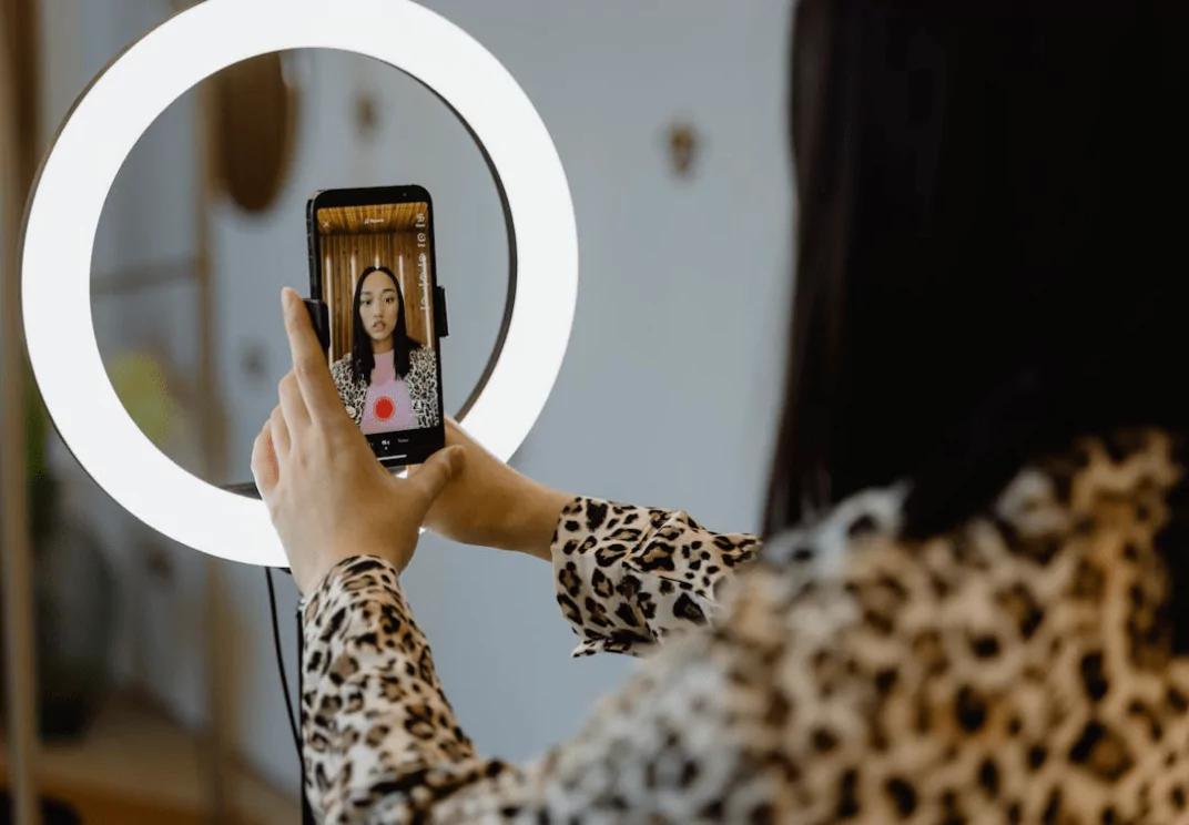 inhoud creëren, virale inhoud, social media manager, sociale media, interactieve elementen, reisvideo's, trending audio, sprout social, aantal volgers, persoonlijke touch, tiktok-video's, andere platforms, reisbeïnvloeders, breder publiek