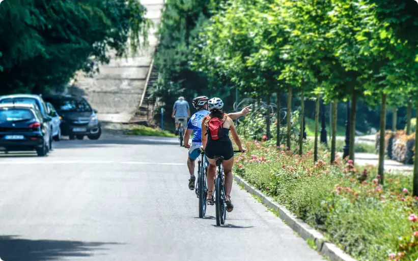 hombre y mujer, montando, bicicleta