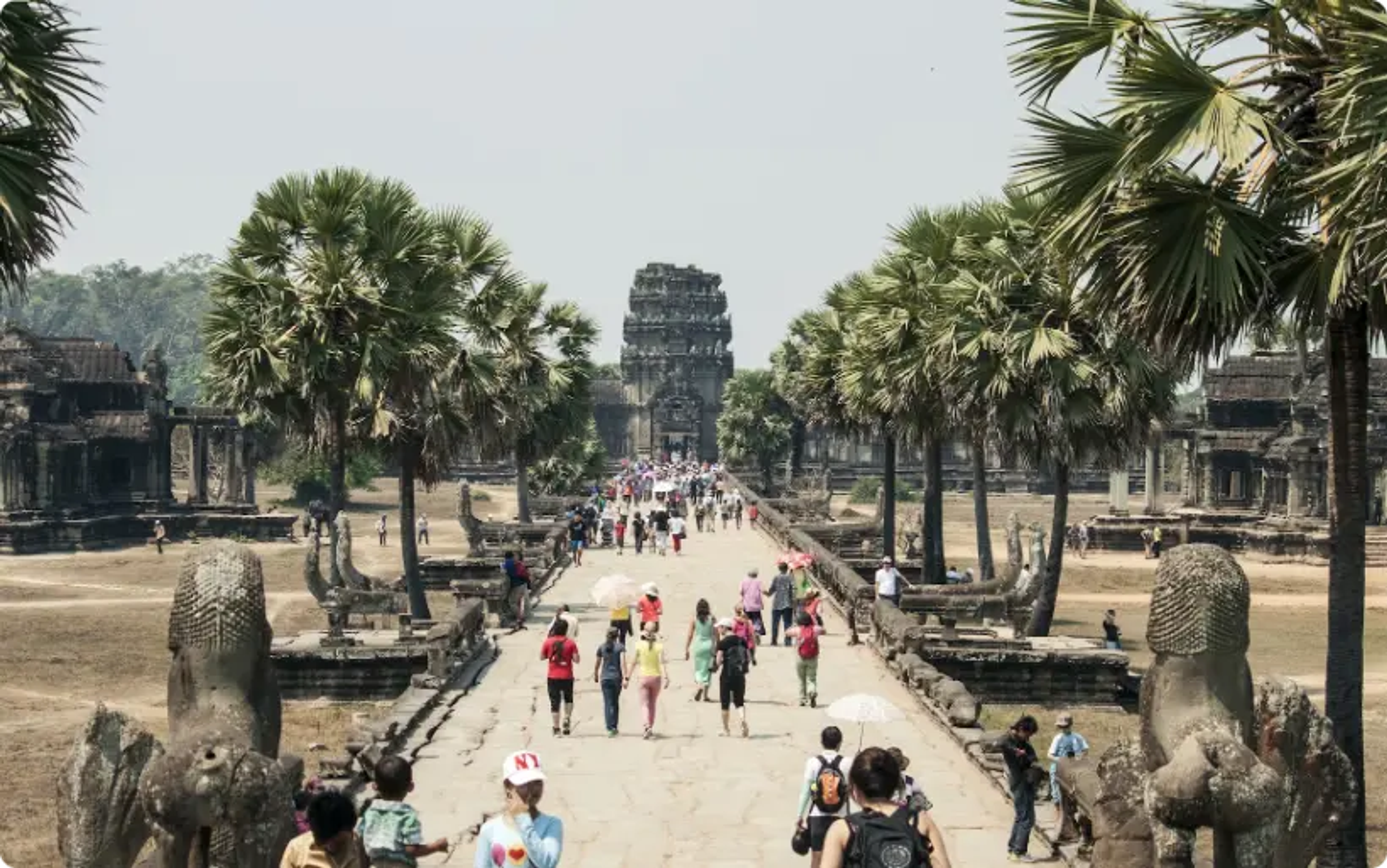 Toeristen lopen naar de ingang van de oude tempel bij Angkor Wat, Cambodja
