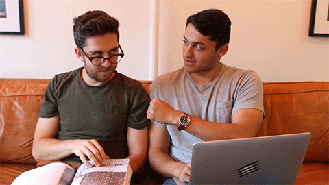 Dos personas trabajando juntas en laptops en un ambiente acogedor de sala de estar