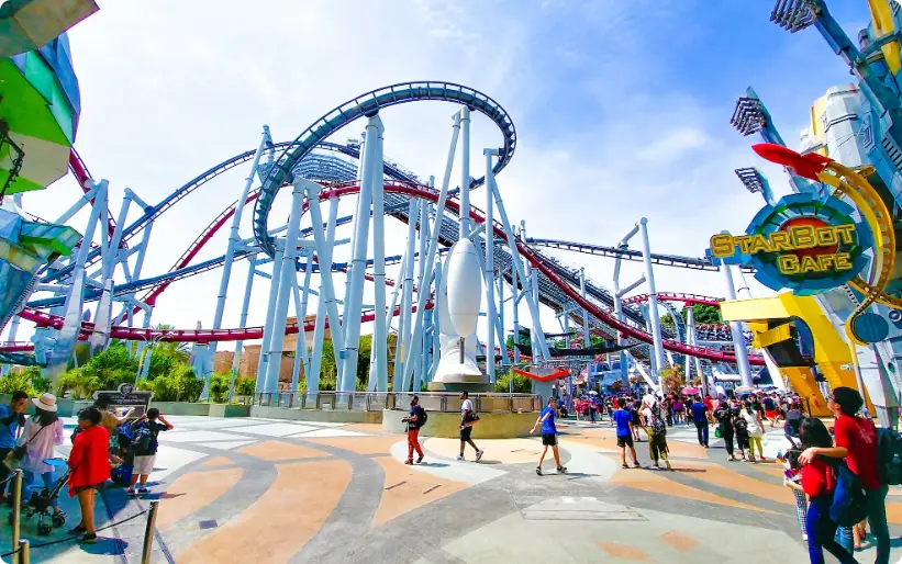 Menschen im Freizeitpark unter klarem blauen Himmel tagsüber