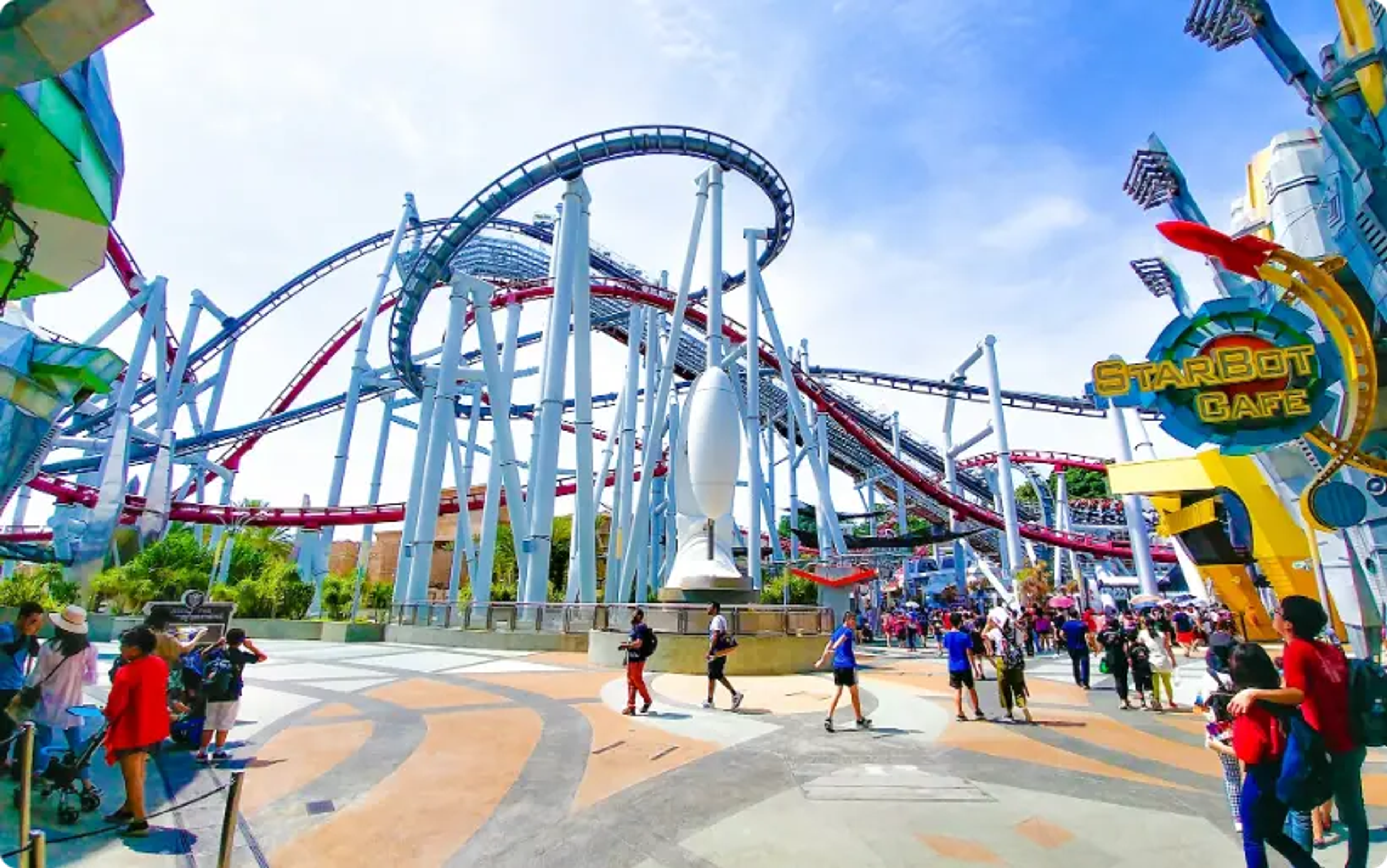 mensen in pretpark onder heldere blauwe lucht overdag