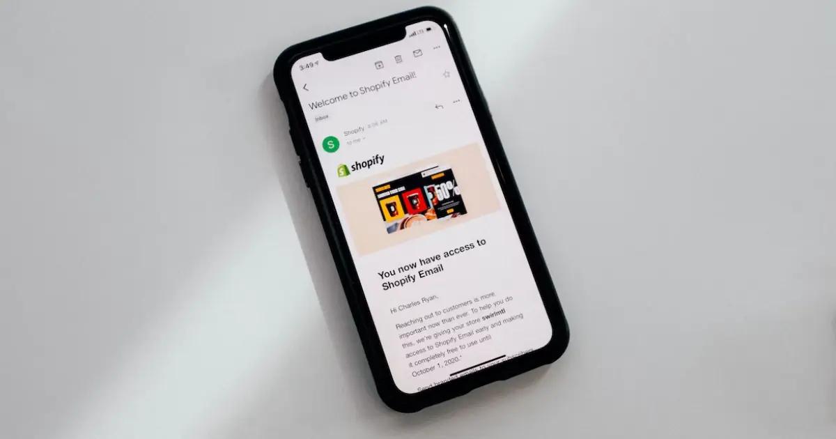 Shopifyのウェルカムメールが表示されているスマートフォンの画面