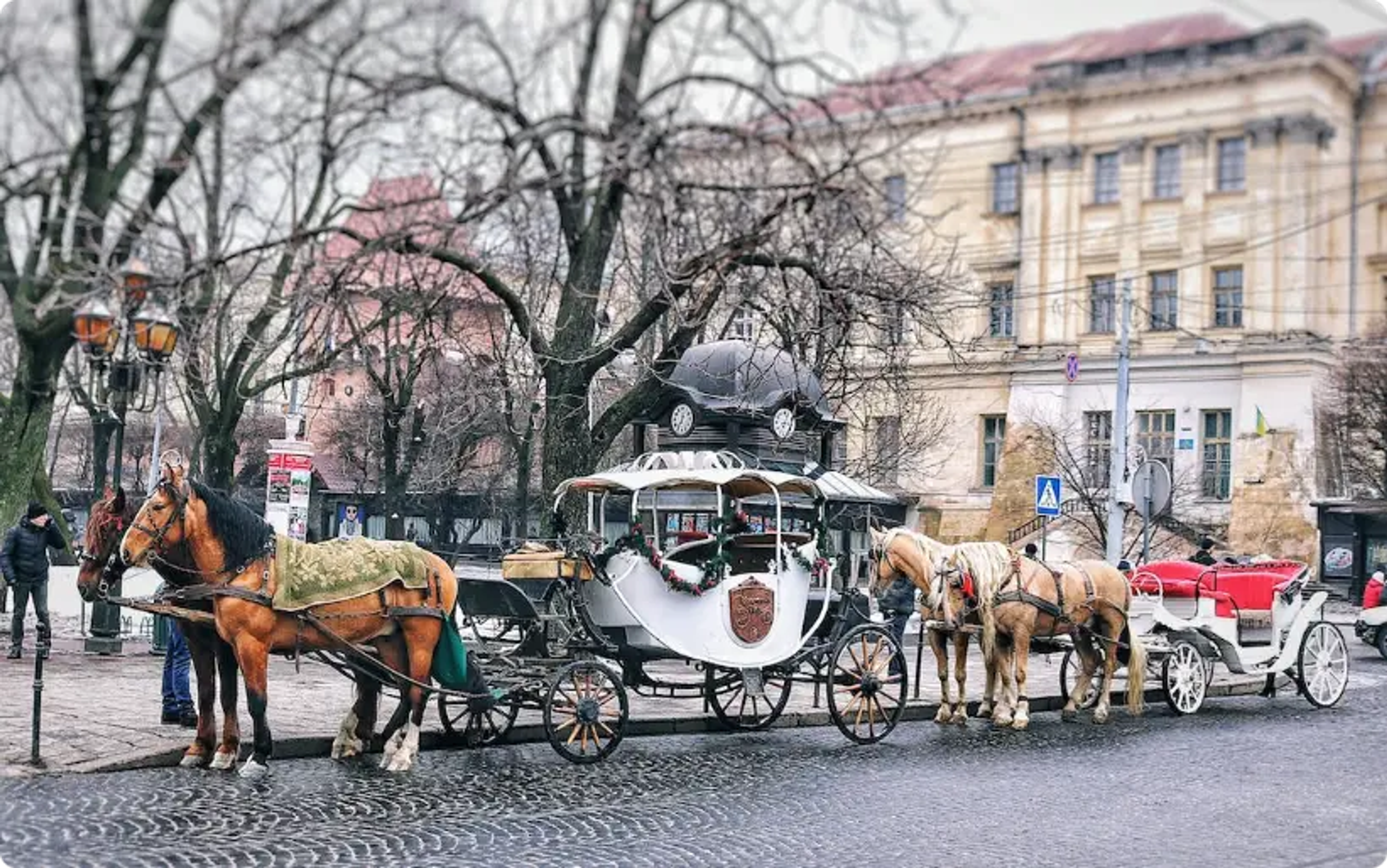 Régi lovaskocsik parkolnak macskaköves utcán egy történelmi városban
