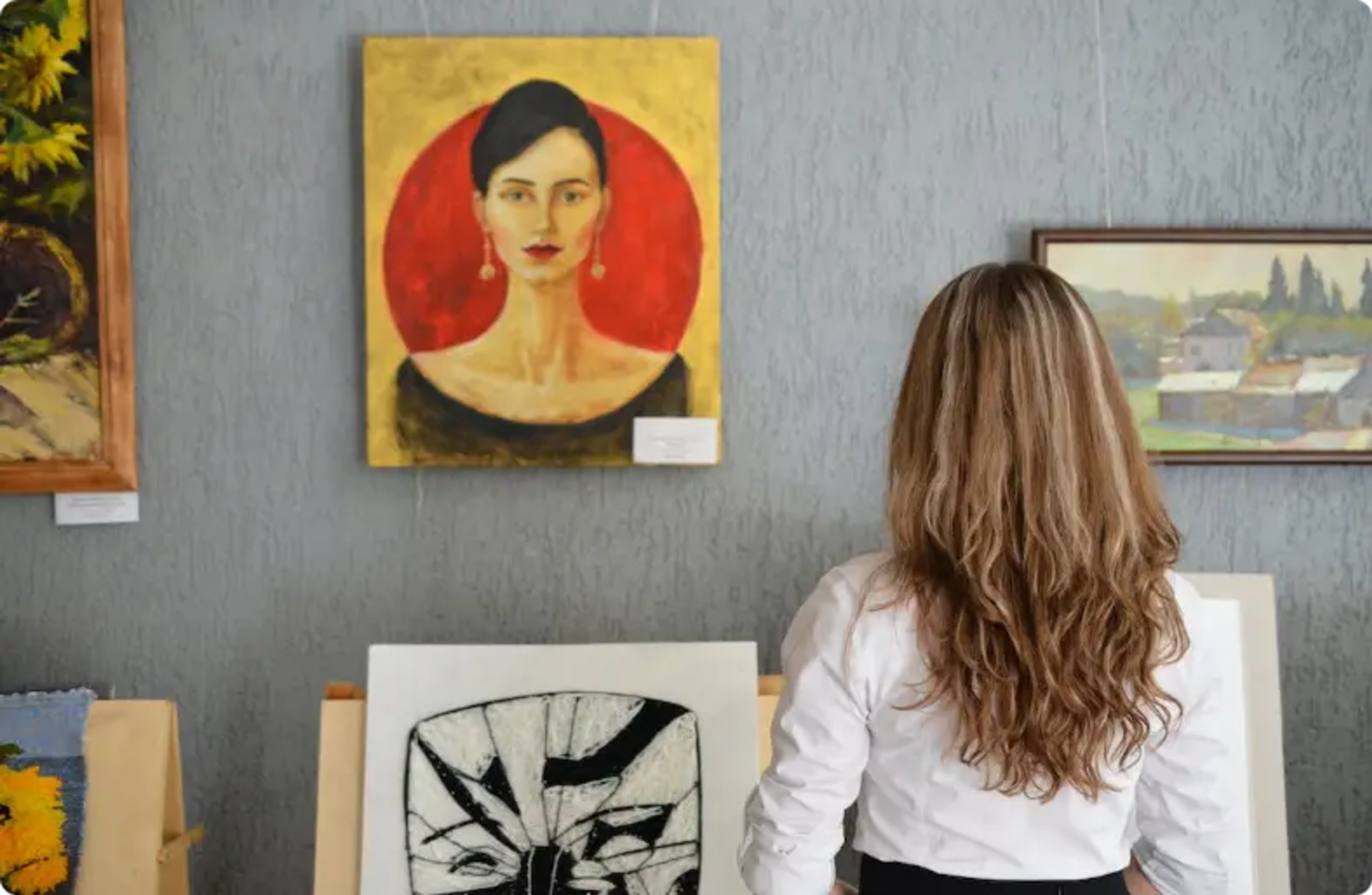 donna che visita una galleria d'arte