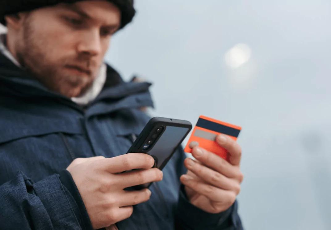 appel, liste, vacances, sites web, demande, avis, hôte, entreprise, billet, voyageurs, téléphone, airbnb, remboursement, réservation, hôtel, personne, réservation, réclamation, contact, agences de voyage, détails de carte de crédit, sites touristiques, envoi d'argent, escrocs, argent, escroqueries, payer, drapeau rouge, compagnie aérienne